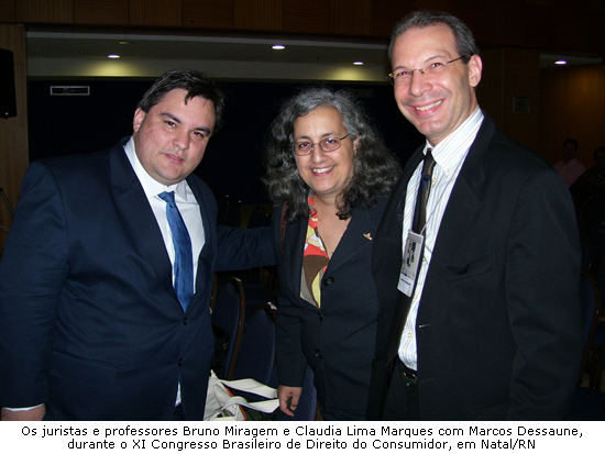 Foto: Os juristas e professores Bruno Miragem e Claudia Lima Marques com Marcos Dessaune, durante o XI Congresso Brasileiro de Direito do Consumidor, em Natal/RN